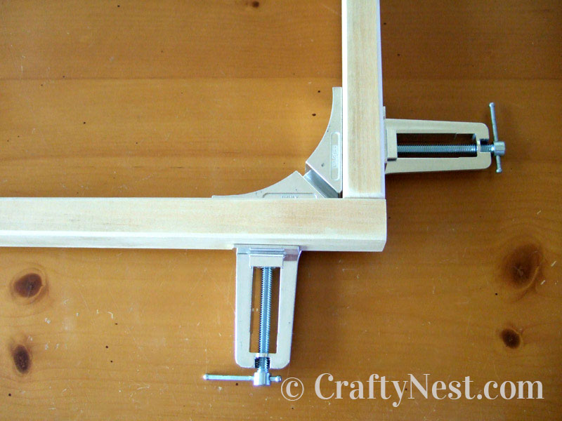 cornerclamp-flat-diy-bulletin-board-with-shutters-crafty-nest Clamping the corner of the wood frame, photo
