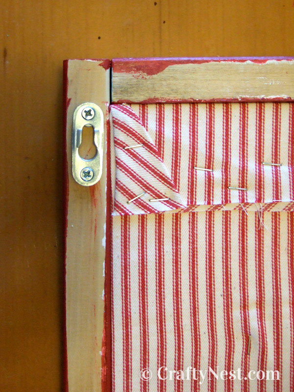 hanger-diy-bulletin-board-with-shutters-crafty-nest Attached keyhole fastener on the frame, photo