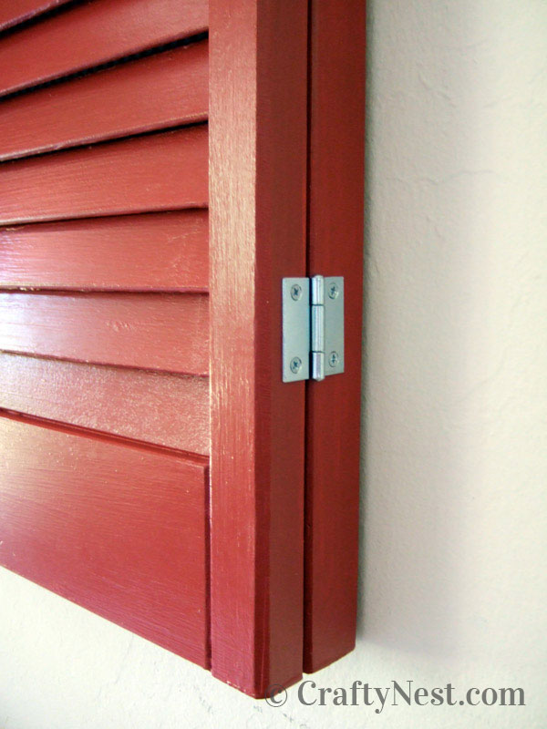 hinge-diy-bulletin-board-with-shutters-crafty-nest Hinge mounted on frame/shutter, photo