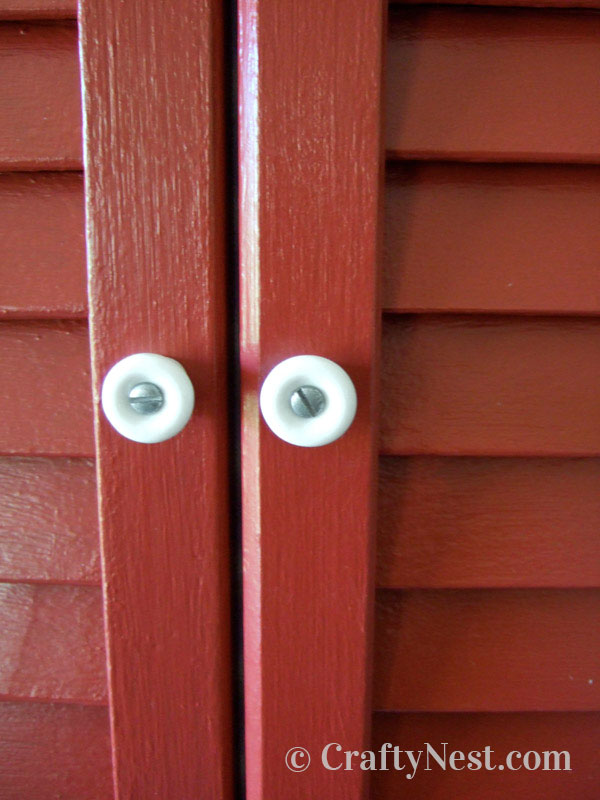knobs-diy-bulletin-board-with-shutters-crafty-nest Drawer pulls installed on the shutters, photo