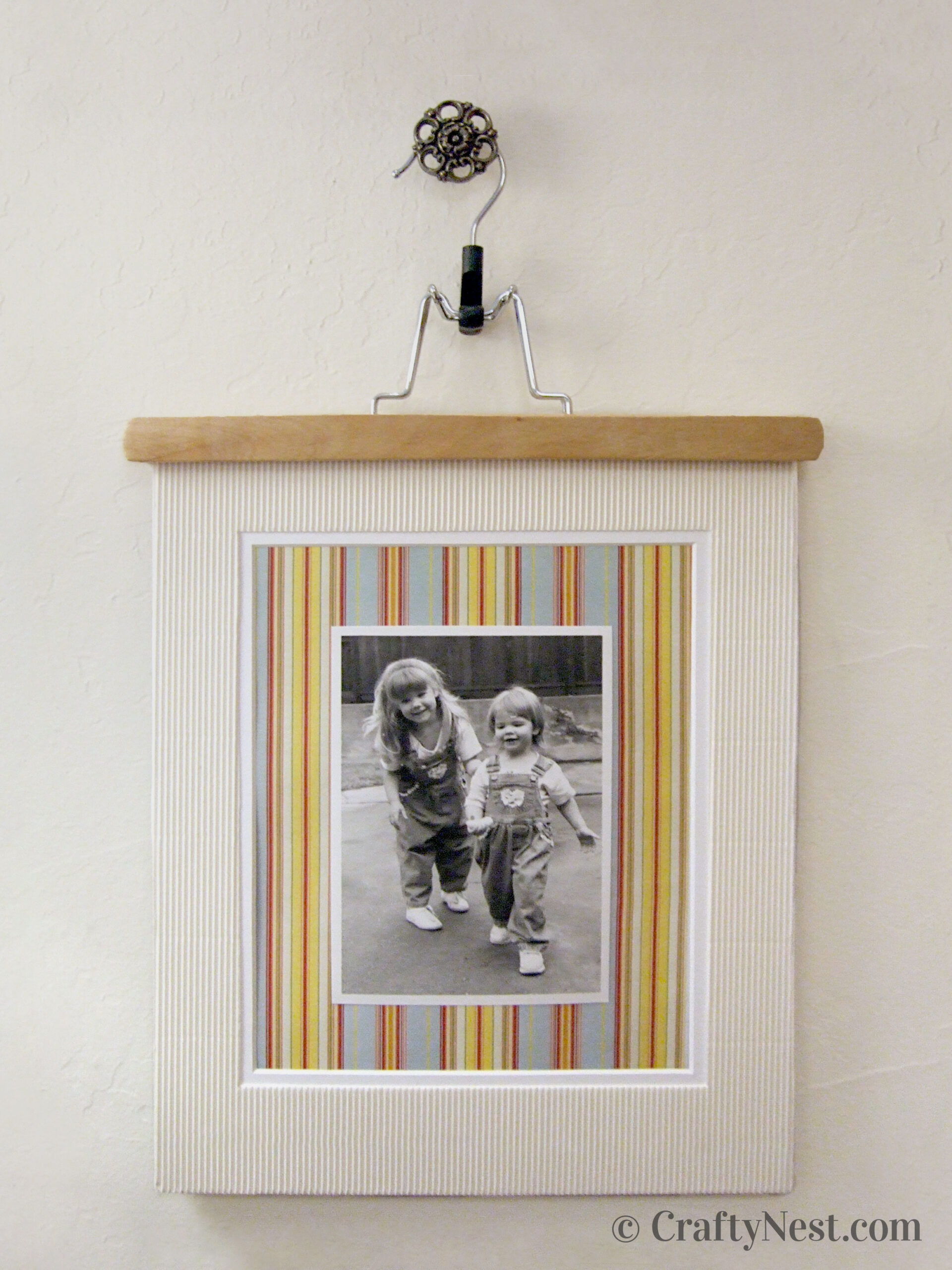 closeup-girls-diy-pants-hanger-picture-frames-crafty-nest Photo framed with a mat, hanging from a pants hanger, photo