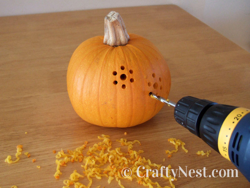 drilling-small-diy-pumpkins-carved-with-a-drill-crafty-nest Drilling flowers in the small pumkin, photo