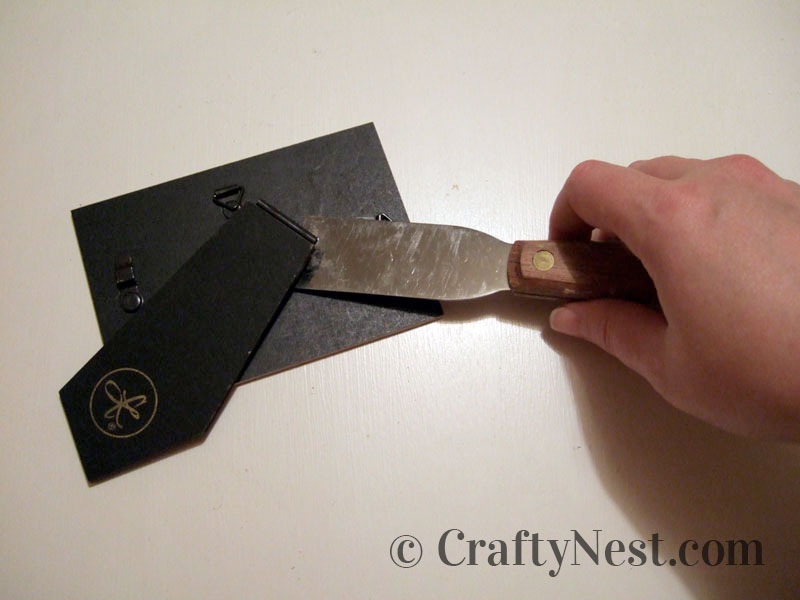 easel-diy-magnetic-picture-frames-crafty-nest Remove the easels with a putty knife, photo