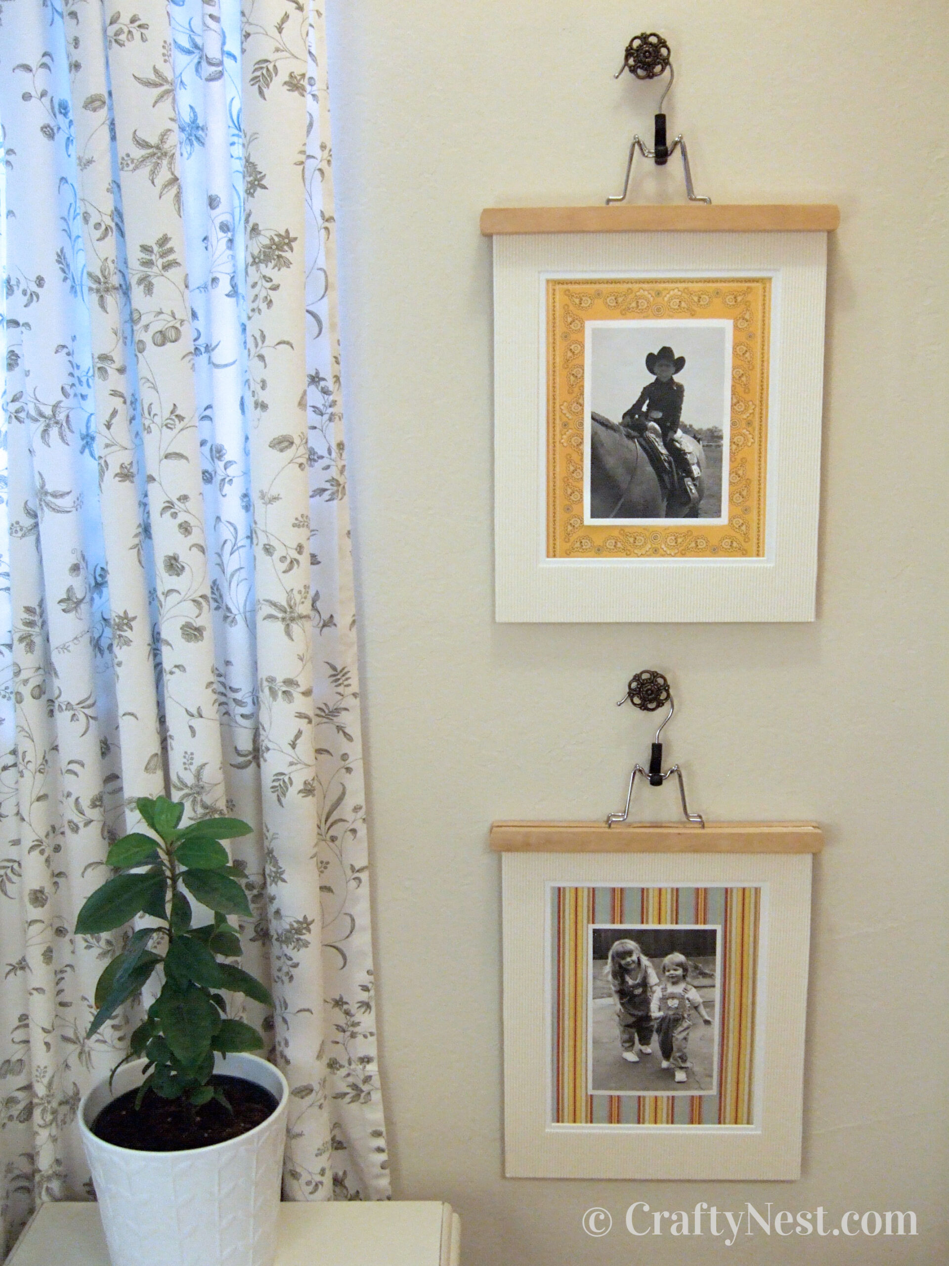 hero-diy-pants-hanger-picture-frames-crafty-nest Pictures hanging from pants hangers and drawer pulls, photo