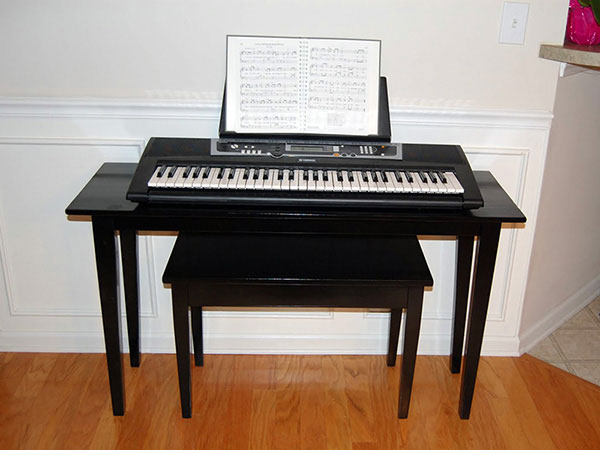 kristen-and-brant-diy-piano-keyboard-table-crafty-nest Kristen and Brant piano keyboard table, photo