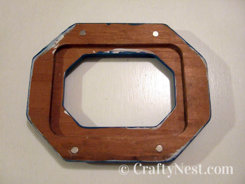 magnets-diy-magnetic-picture-frames-crafty-nest Glue the magnets in the holes, photo