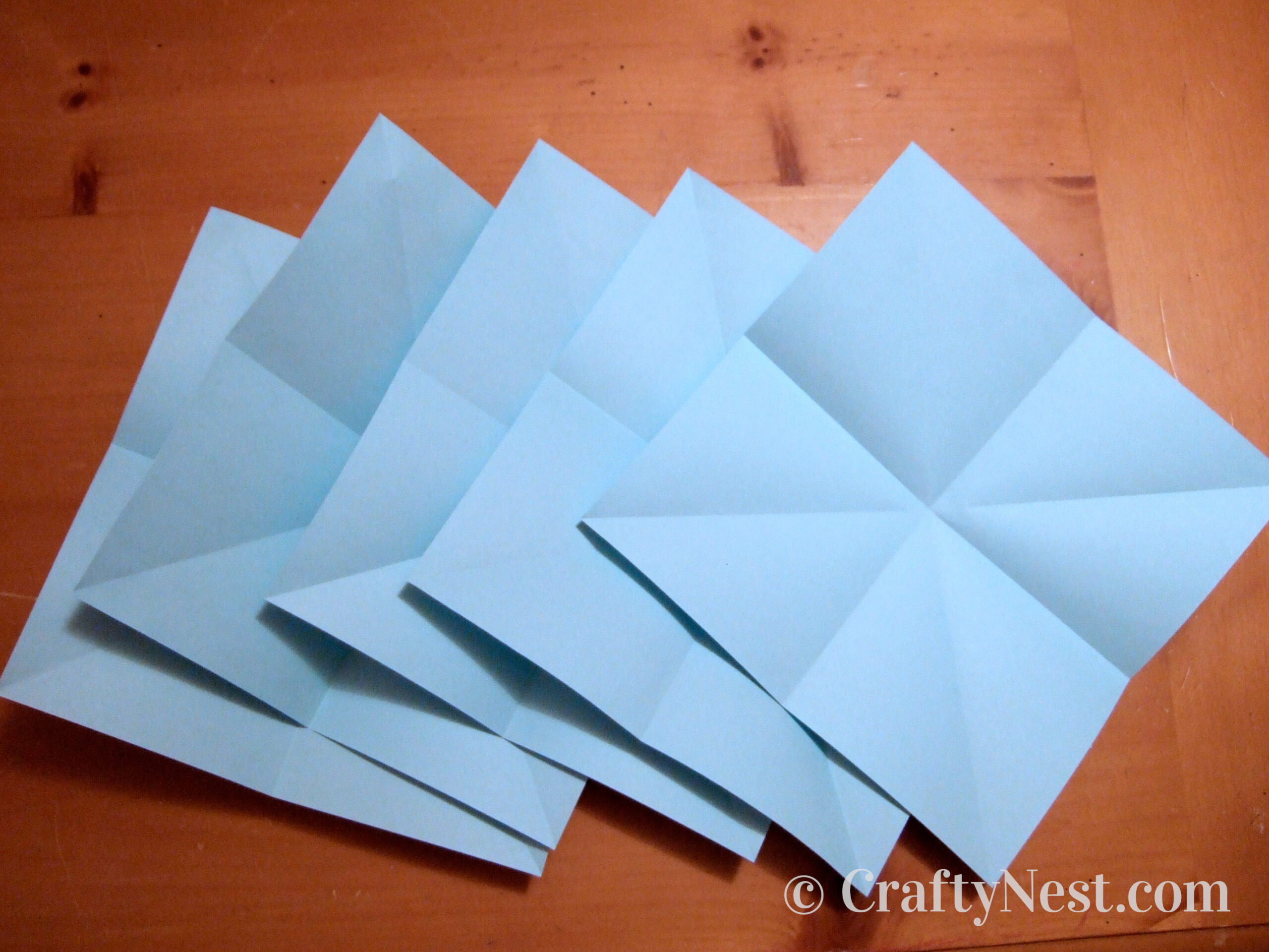 pages-accordion-books-crafty-nest Folded squares of paper, photo