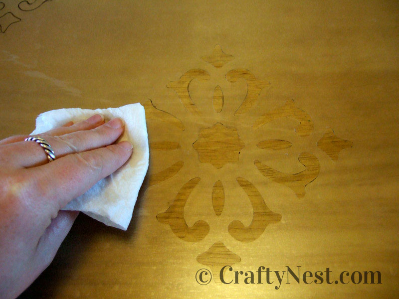 wipe-off-diy-faux-frosted-glass-crafty-nest Wiping off the excess ink, photo