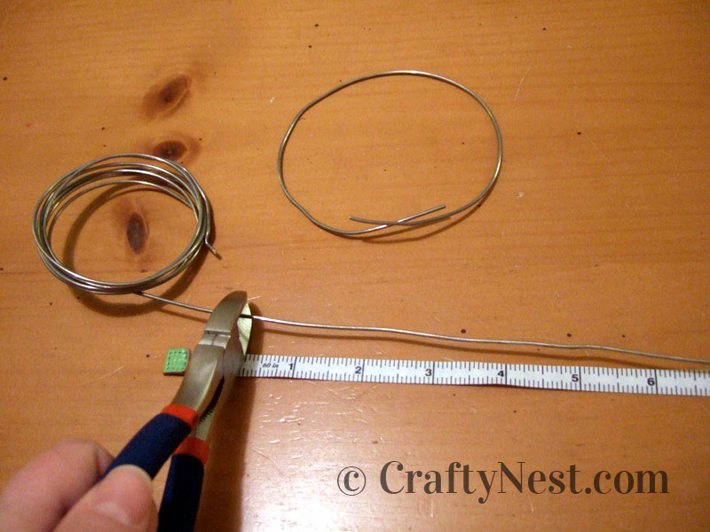 wire-cutting-diy-hanging-jar-lanterns-crafty-nest Cutting the wire, photo