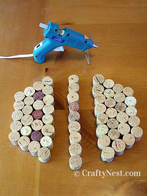 DSCF4509-wine-cork-trivet-crafty-nest Glue the center line together, photo