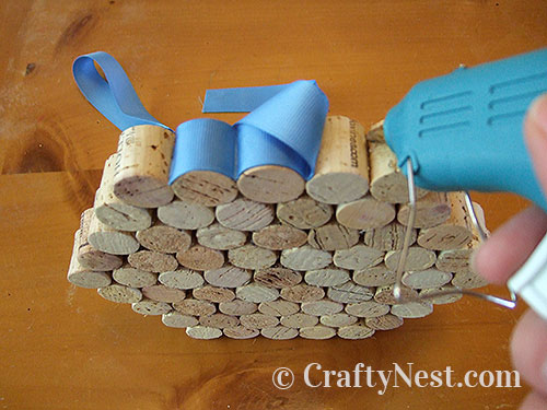 DSCF4513-wine-cork-trivet-crafty-nest Start gluing the ribbon on, photo