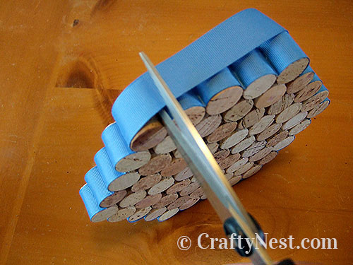 DSCF4516-wine-cork-trivet-crafty-nest Trim the ribbon at the end, photo