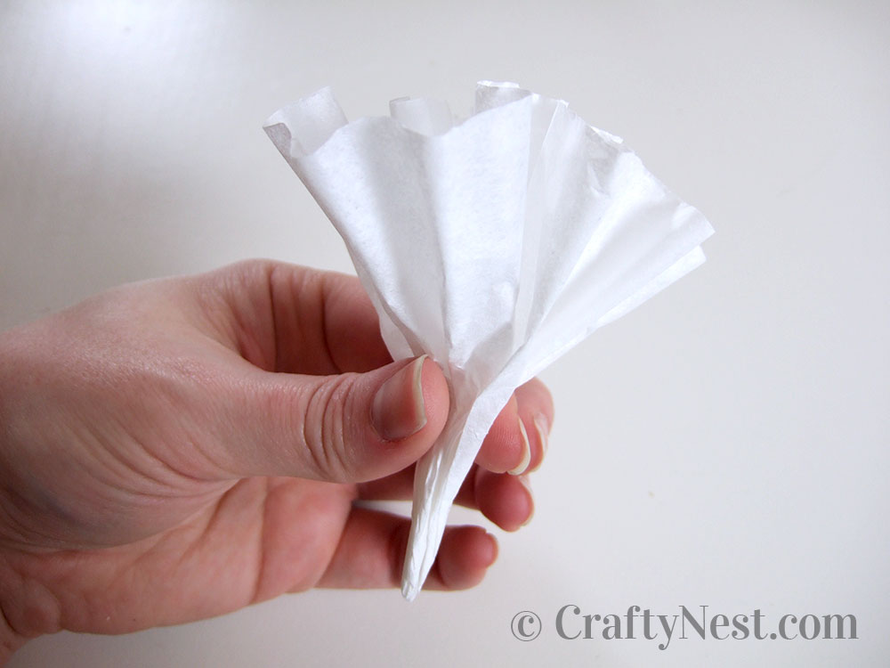 DSCF7905-coffee-filter-snowball-wall-light-crafty-nest Twist the coffee filter, photo