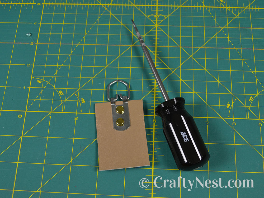 DSC_0031-beaded-glass-framed-mirror-crafty-nest Clip on the D-ring hanger, photo