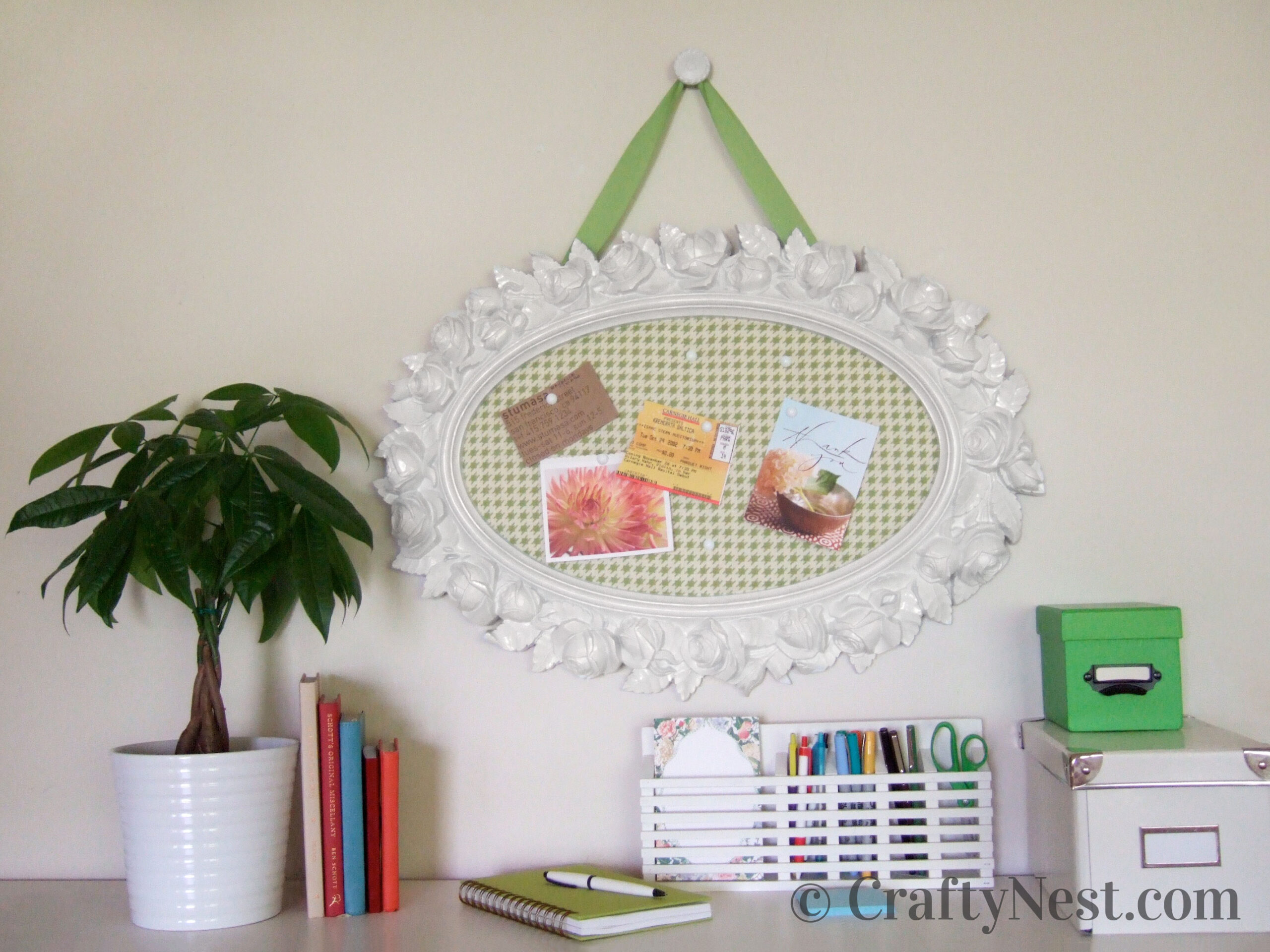 after-ugly-plastic-mirror-cork-board-crafty-nest Bulletin board mode from an oval mirror frame, photo