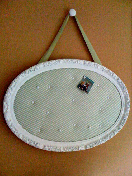 cats-after-ugly-plastic-mirror-cork-board-crafty-nest Cat's bulletin board, photo
