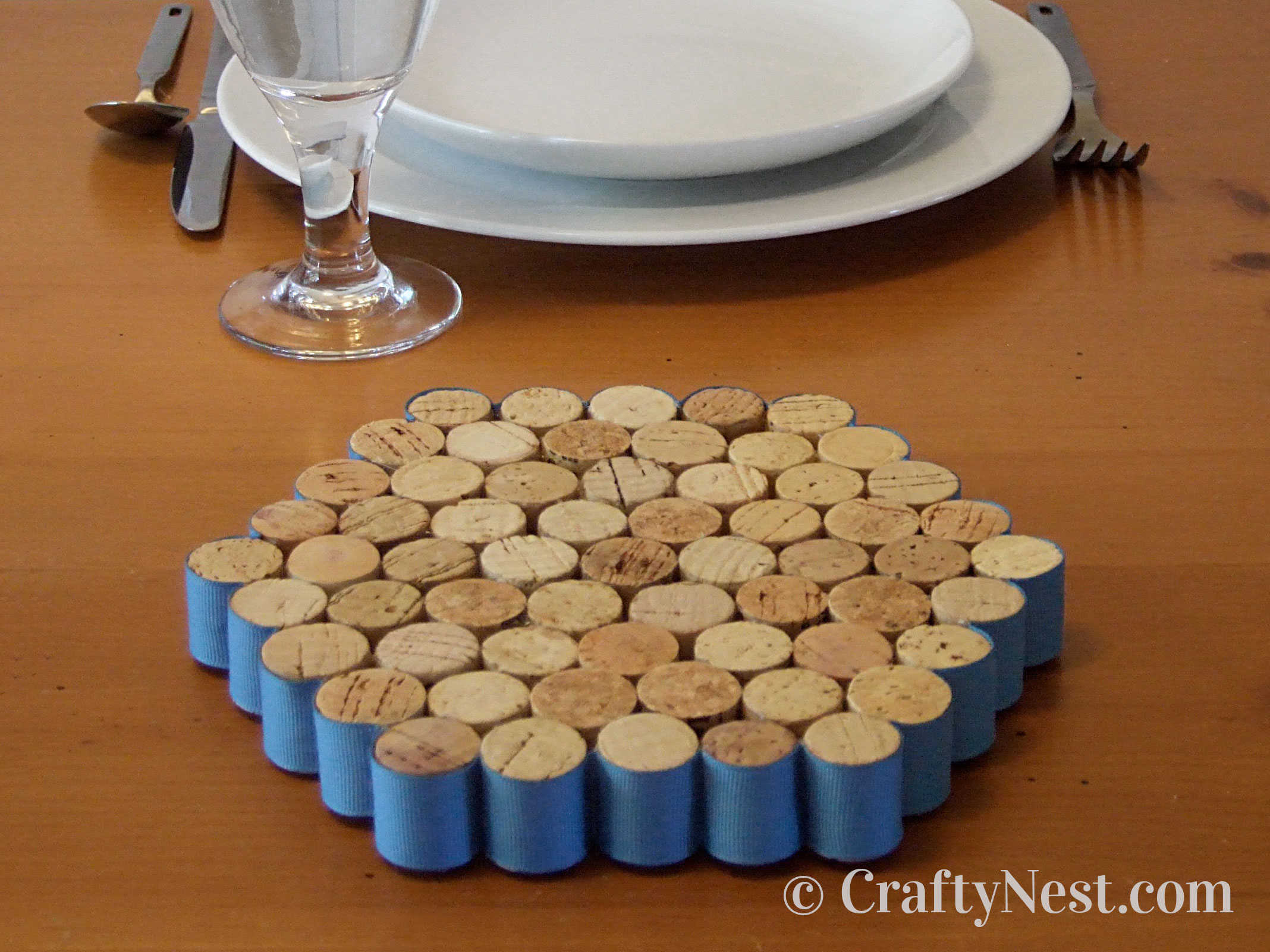 feature-wine-cork-trivet-crafty-nest Trivet made out of wine corks, photo