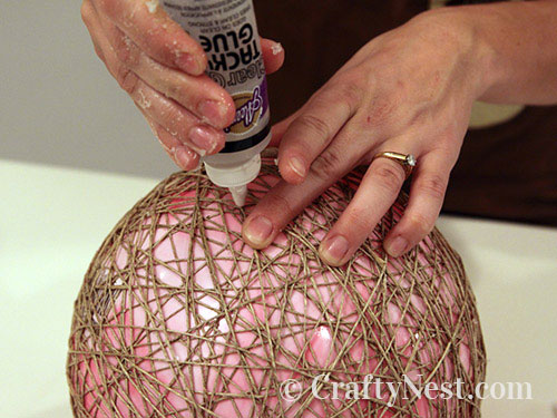 glue-hemp-pendant-lamps-crafty-nest Apply the glue to the string, photo