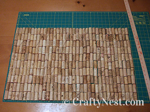 plan-wine-cork-bath-mat-crafty-nest Arrange the wine corks, photo