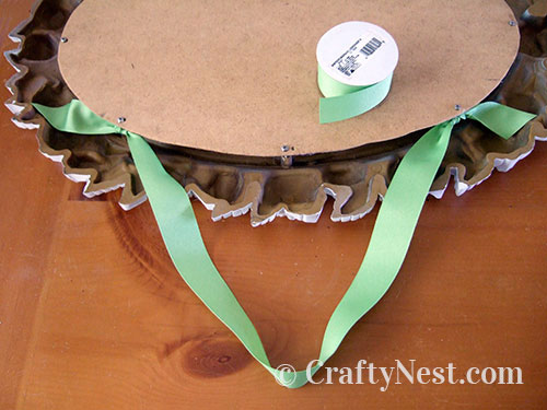 ribbon-ugly-plastic-mirror-cork-board-crafty-nest Tie on the ribbon, photo