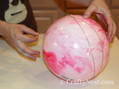 string-off-hemp-pendant-lamps-crafty-nest Begin wrapping the ball with twine, photo