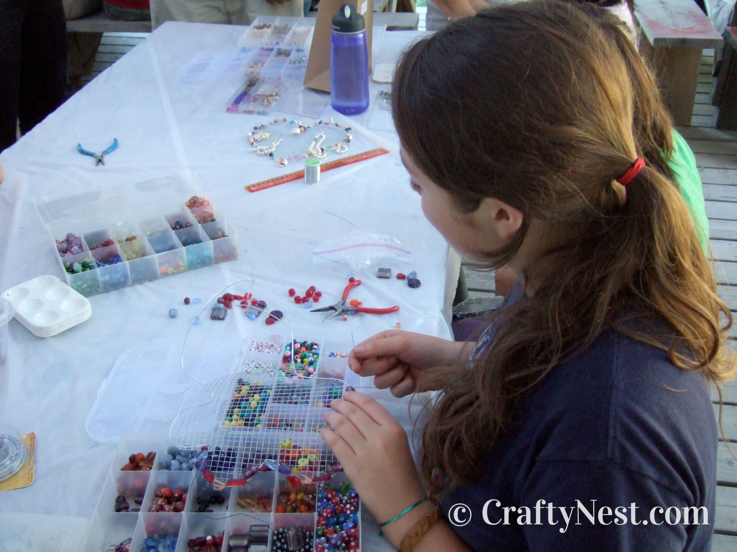 DSCF7394-wire-mesh-jewelry-holders-with-beads-crafty-nest Girls making wire jewelry holders, photo