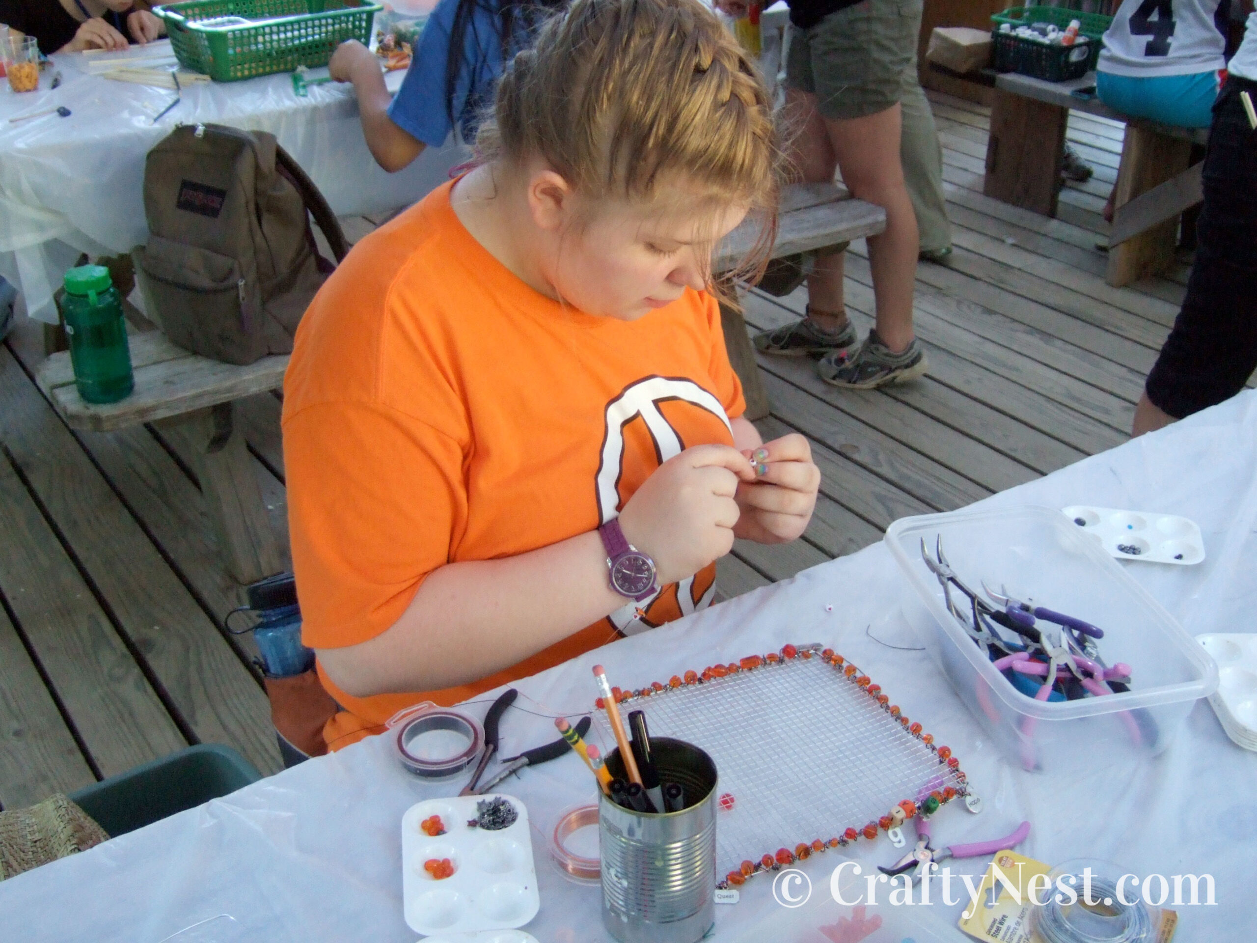 DSCF7395-wire-mesh-jewelry-holders-with-beads-crafty-nest Girl making wire jewelry holders, photo