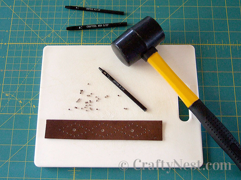DSCF7531-stitched-leather-bracelets-crafty-nest Punch the leather, photo