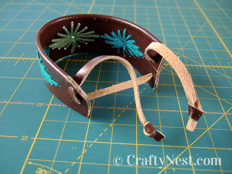 DSCF7550-stitched-leather-bracelets-crafty-nest Tie knot in each end, photo