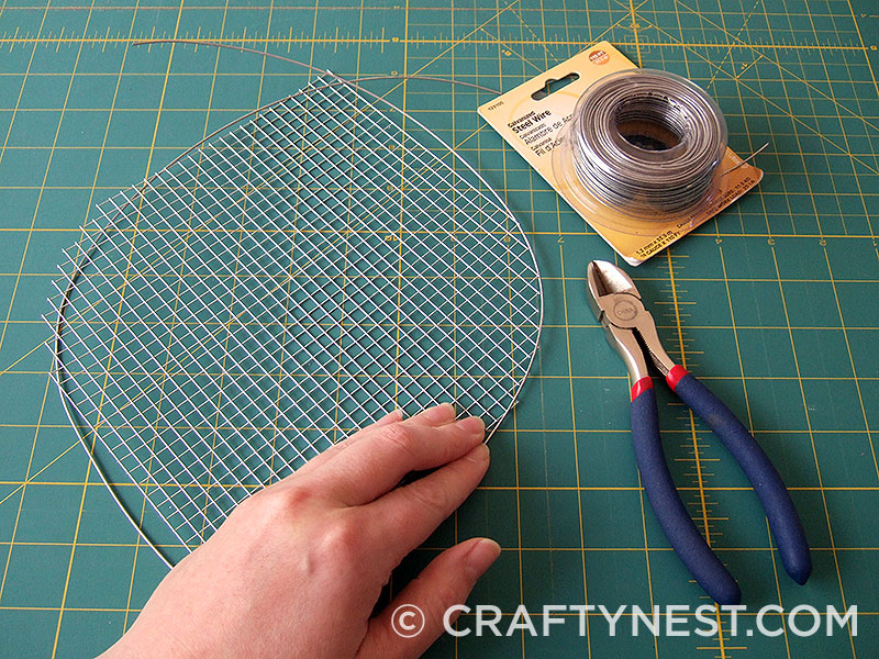 DSCF7641-wire-mesh-jewelry-holders-with-beads-crafty-nest Cut the wire for the frame, photo