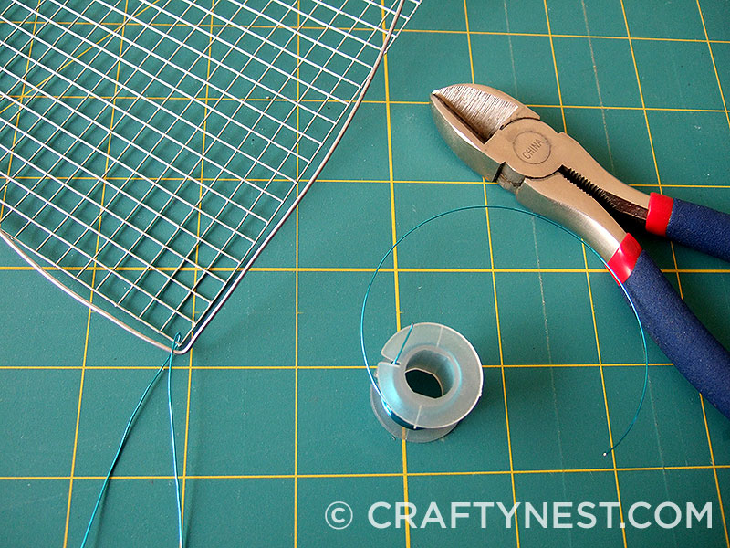 DSCF7643-wire-mesh-jewelry-holders-with-beads-crafty-nest Cut a piece of thin colored wire, photo