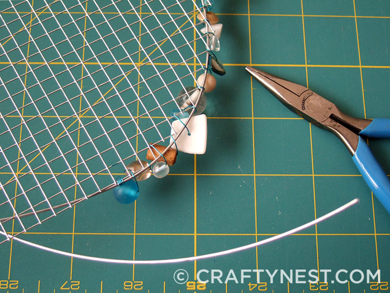 DSCF7650-wire-mesh-jewelry-holders-with-beads-crafty-nest Keep stitching the beads, photo