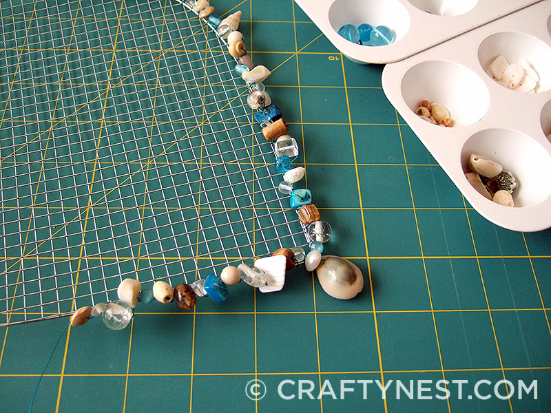 DSCF7651-wire-mesh-jewelry-holders-with-beads-crafty-nest Wrap the other side with wire and beads, photo