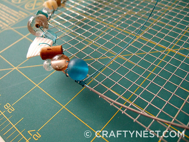 DSCF7655-wire-mesh-jewelry-holders-with-beads-crafty-nest Cut a new piece of wire and start again, photo