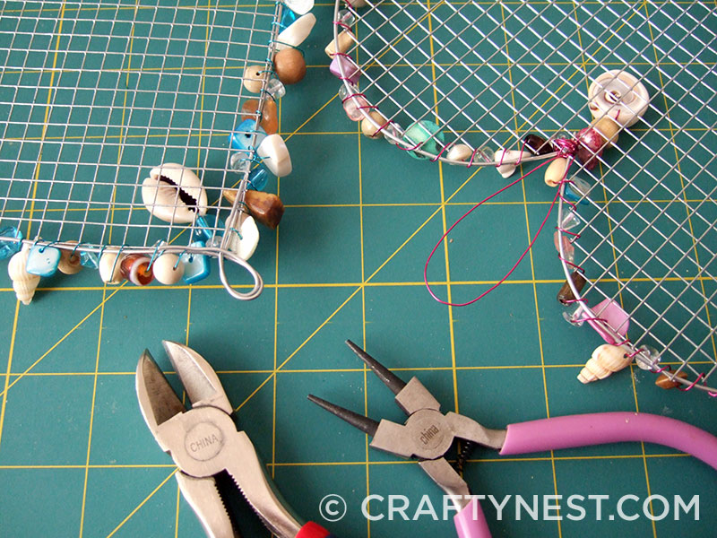 DSCF7660-wire-mesh-jewelry-holders-with-beads-crafty-nest Make a top loop, photo