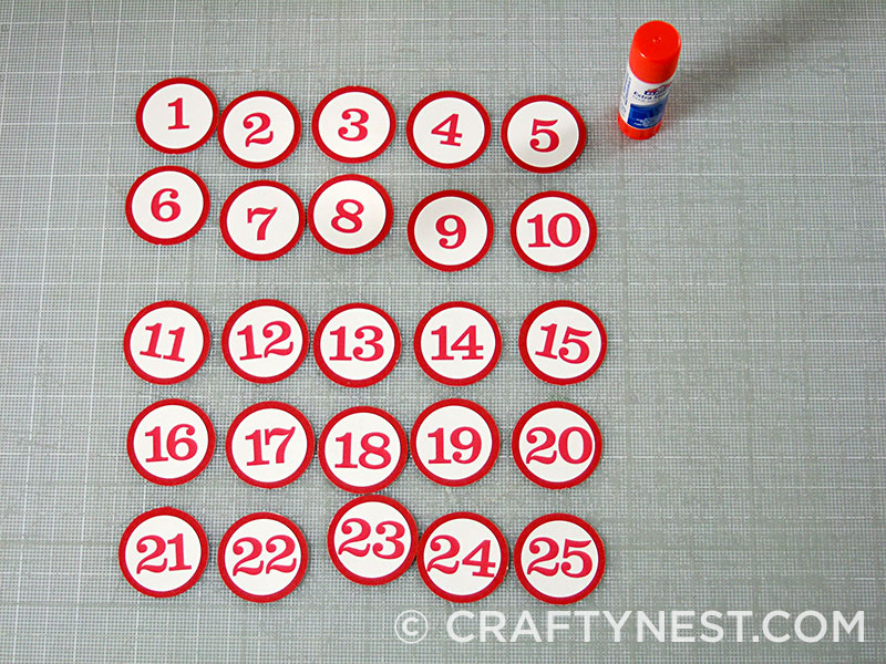 DSCF7792-recycled-Christmas-card-advent-calendar-crafty-nest Glue the circles, photo