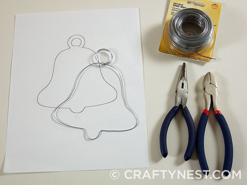 DSCF7836-chicken-wire-jingle-bell-ornament-crafty-nest Shape the wire into a bell shape, photo