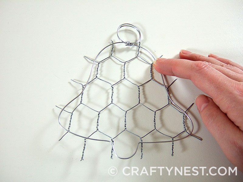 DSCF7843-chicken-wire-jingle-bell-ornament-crafty-nest Trim the excess, photo