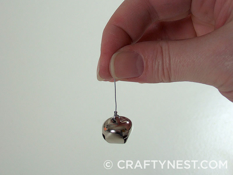 DSCF7849-chicken-wire-jingle-bell-ornament-crafty-nest Add wore to each bell, photo
