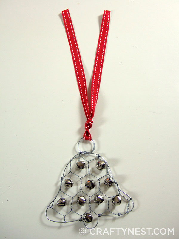 DSCF7872-chicken-wire-jingle-bell-ornament-crafty-nest Tie on a ribbon, photo