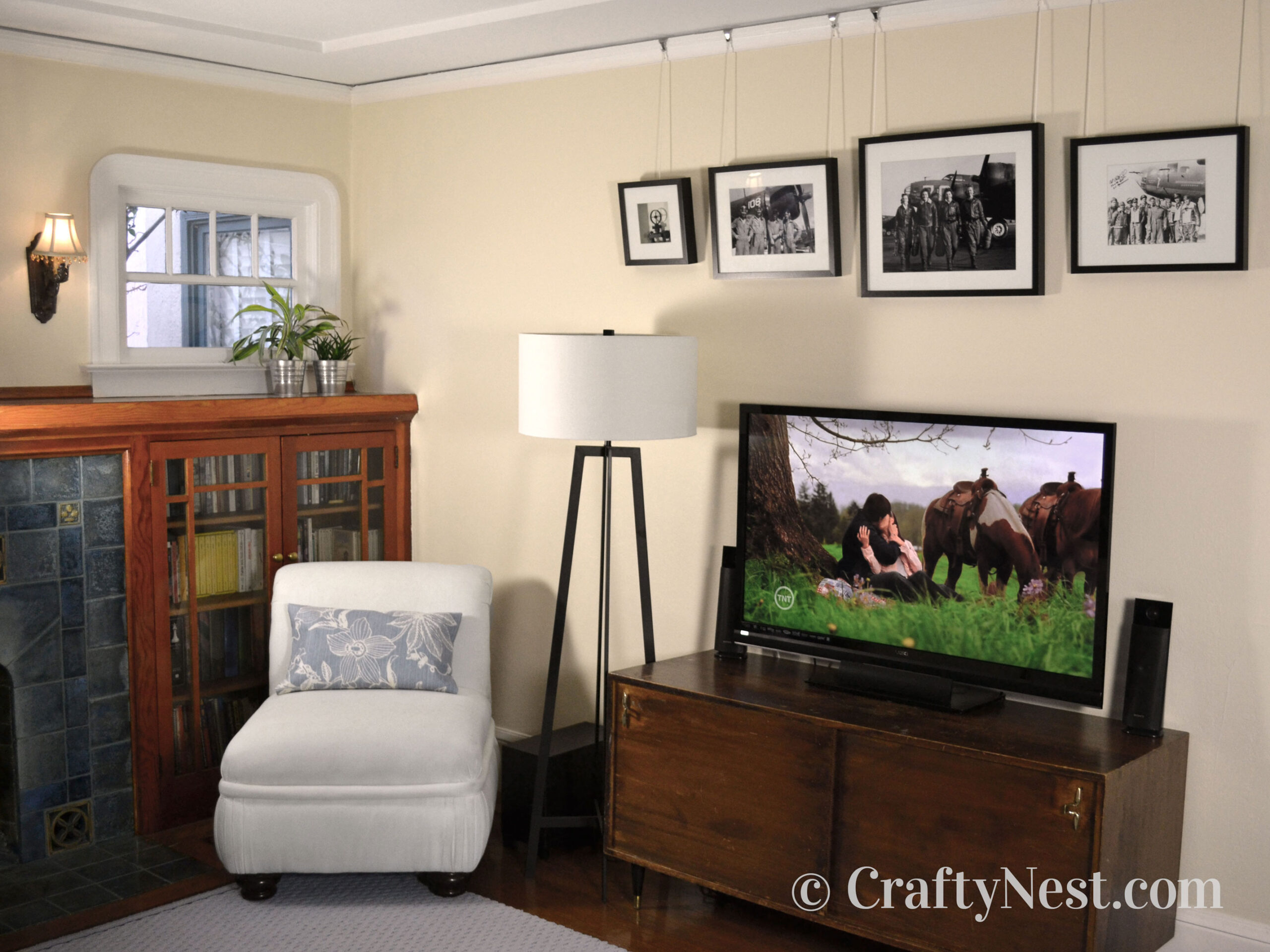 cream2-navy-blue-feature-wall-crafty-nest Cream wall in living room, photo