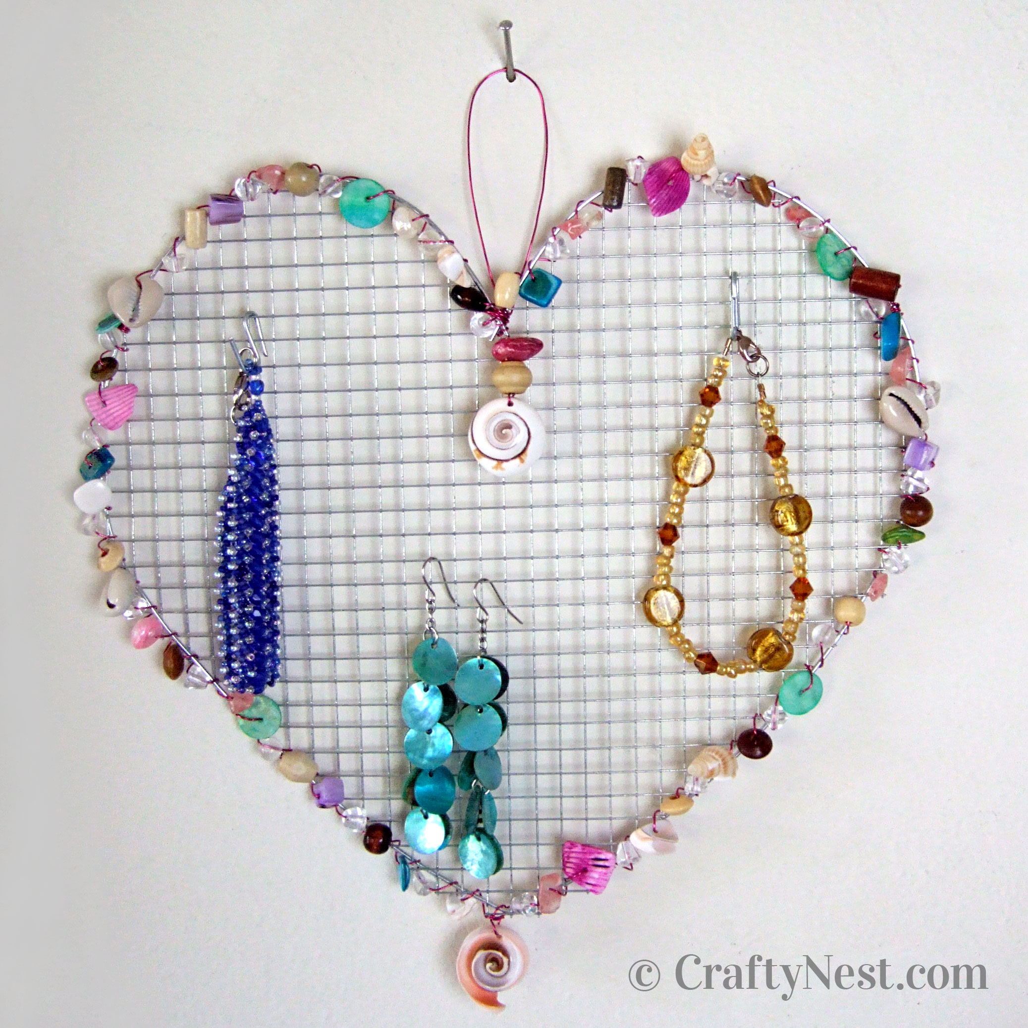 heart-wire-mesh-jewelry-holders-with-beads-crafty-nest Heart-shaped wire mesh jewelry holder with beads, photo