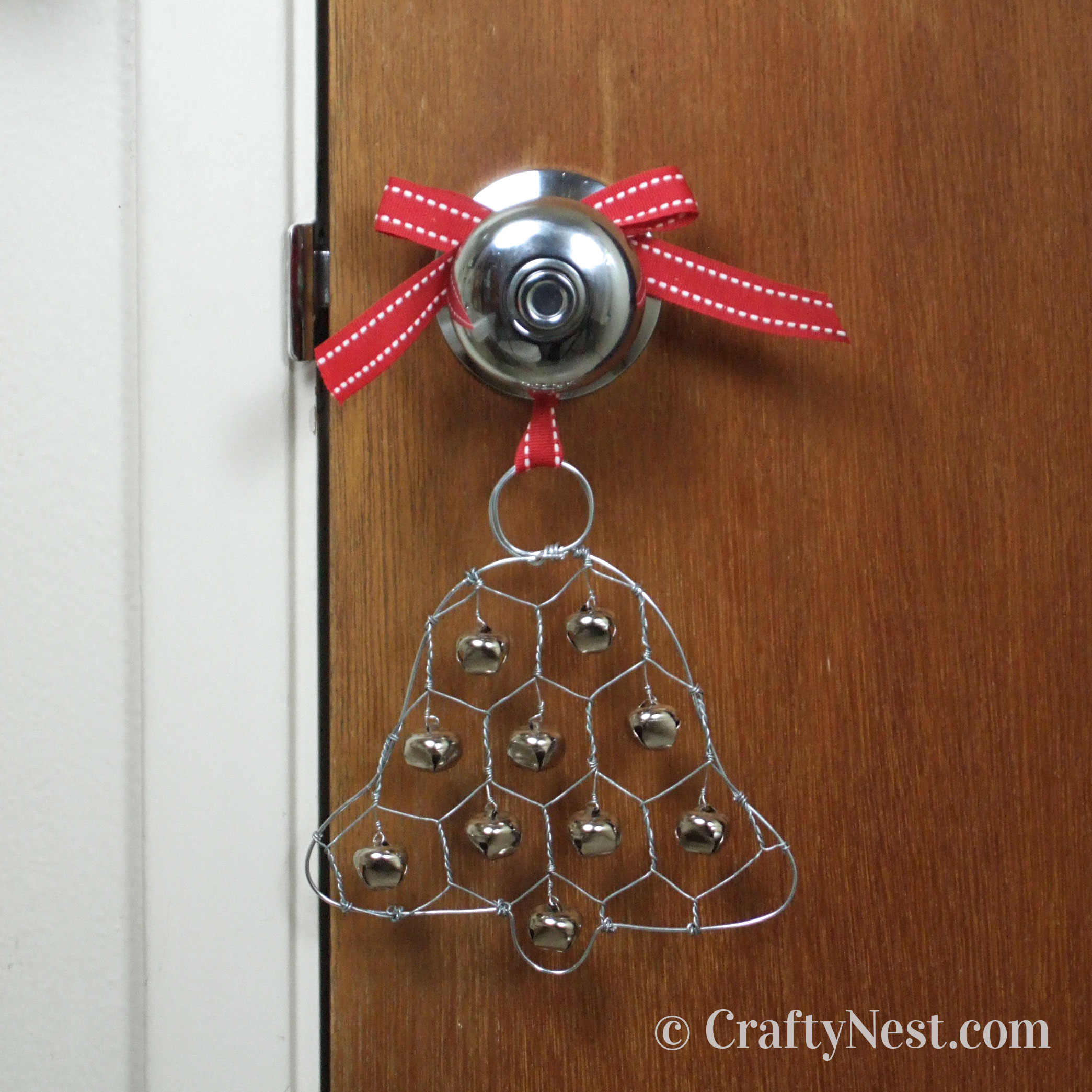 hero-chicken-wire-jingle-bell-ornament-crafty-nest Jingle bell Christmas ornament made of wire, photo