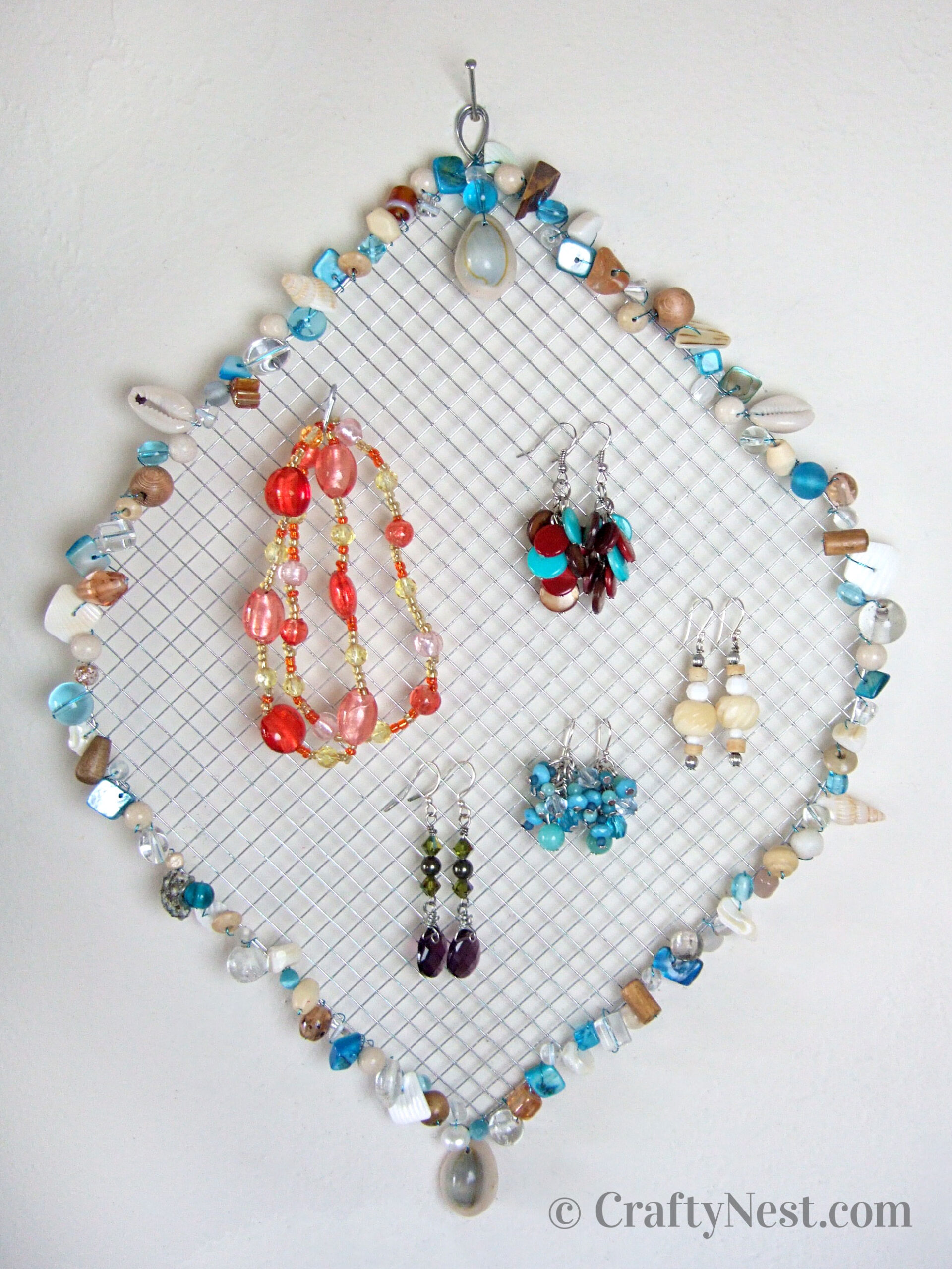 hero-wire-mesh-jewelry-holders-with-beads-crafty-nest Wire mesh jewelry holder with beads, photo