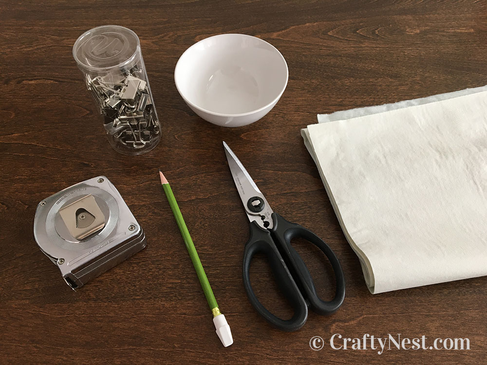 supplies-scalloped-table-cloth-crafty-nest Supplies to make a scalloped tablecloth, photo