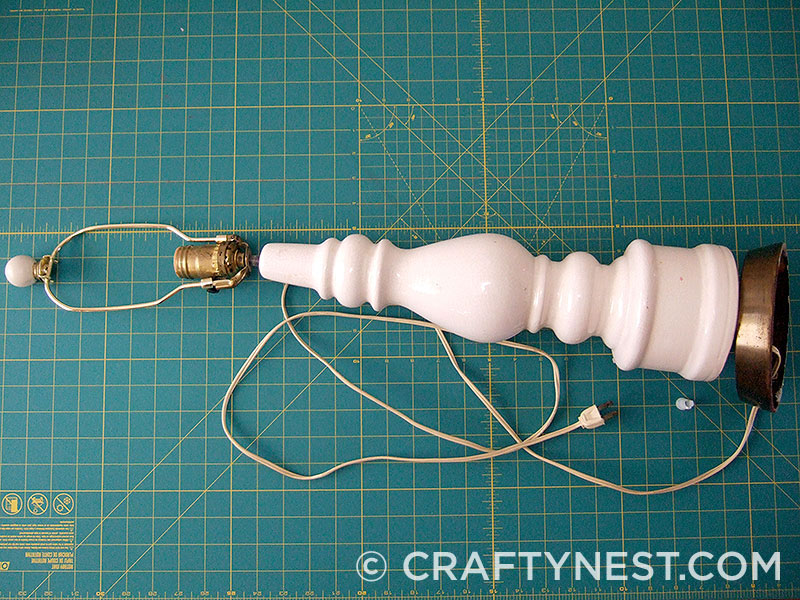 DSCF6646-rewire-a-lamp-crafty-nest Unscrew the base of the lamp, photo