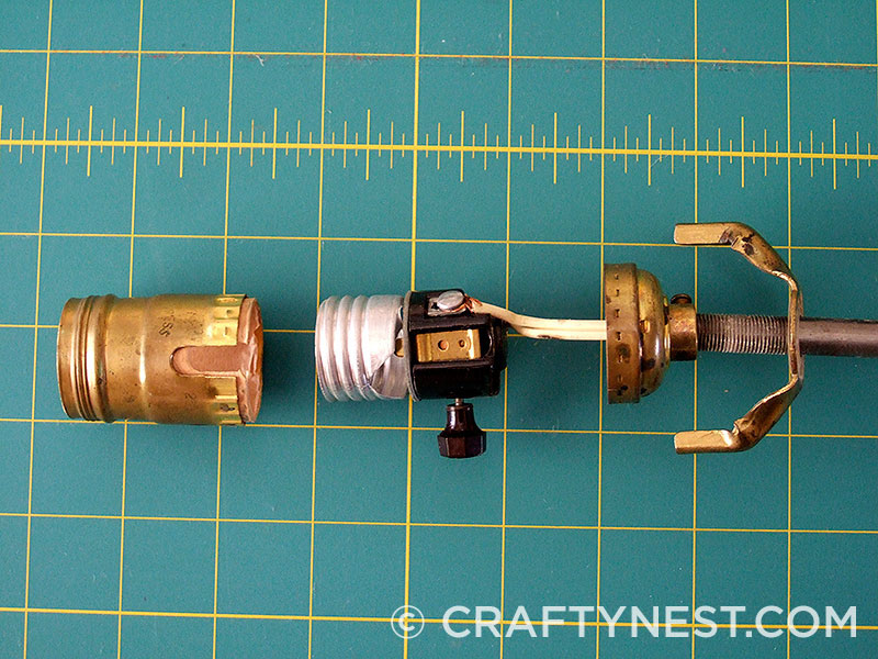 DSCF6648-rewire-a-lamp-crafty-nest Remove the socket cover, photo