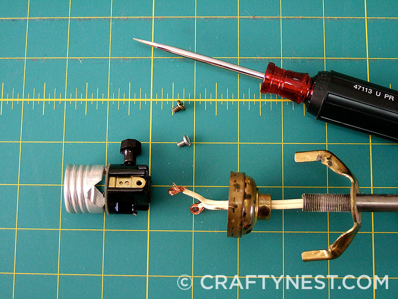 DSCF6650-rewire-a-lamp-crafty-nest Unscrew the socket screws, photo