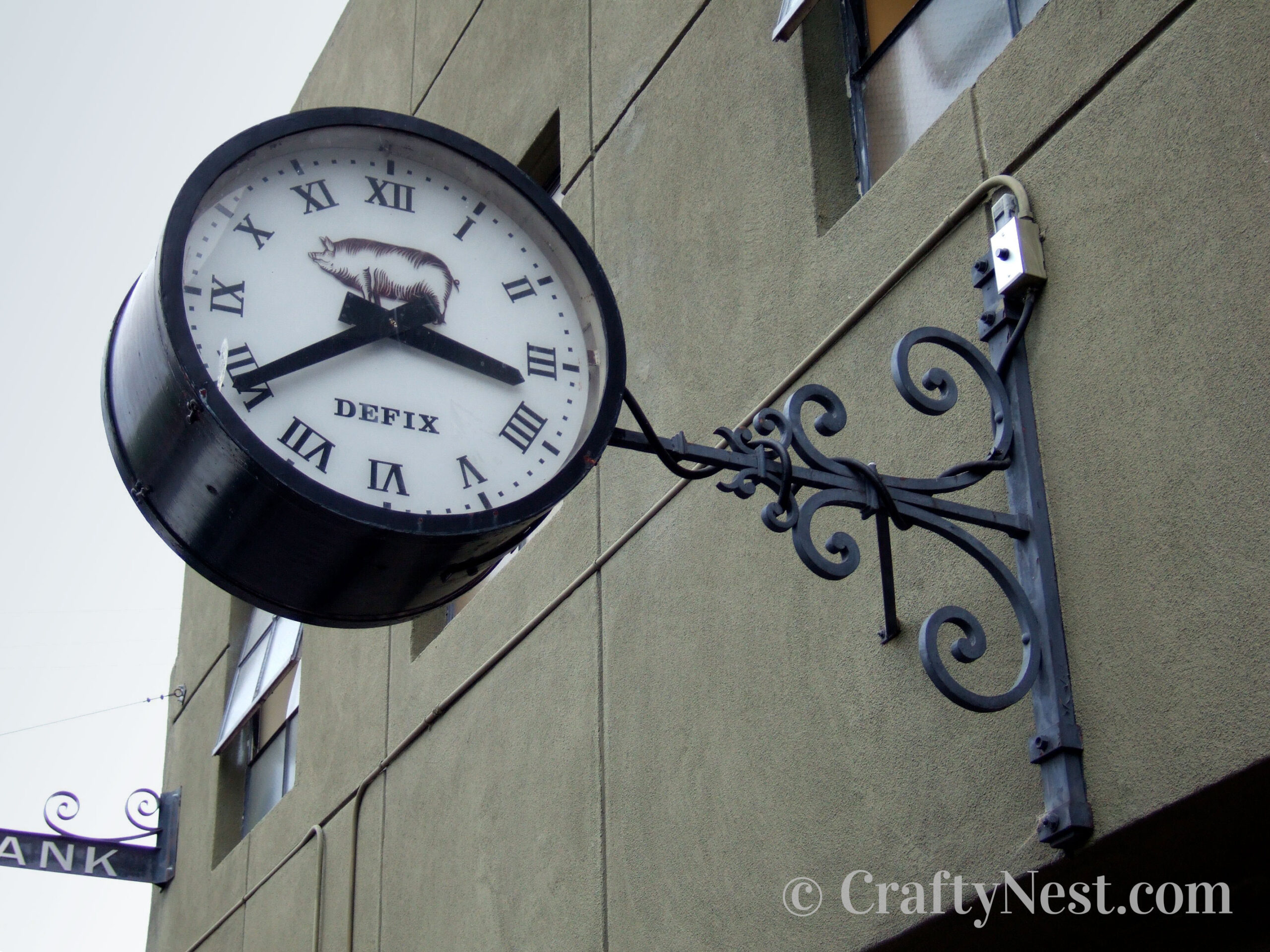 clock4-neighborhood-tour-of-crafty-stuff-crafty-nest Outdoor train station clock, photo