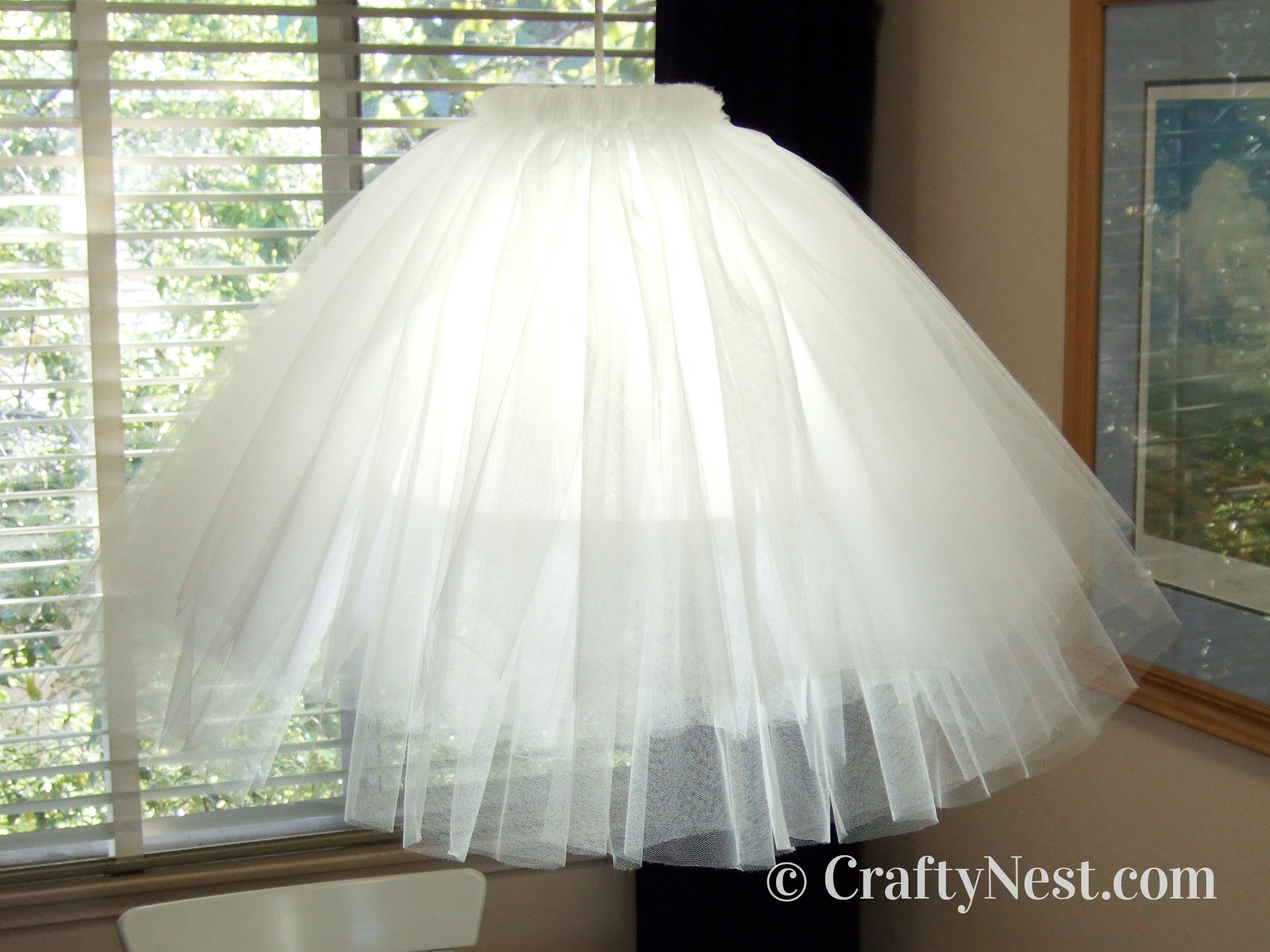 feature-tulle-pendant-lamp-crafty-nest Tulle tutu pendant lamp, photo